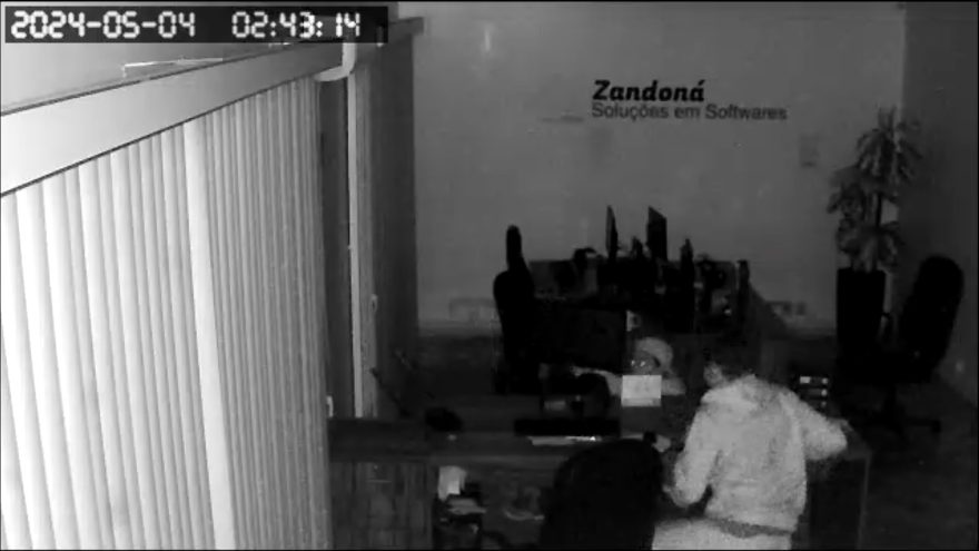 Câmera de monitoramento mostra ladrões realizando arrastão em empresa no Universitário