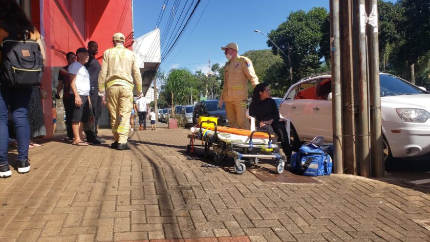 Mulher é socorrida pelo Corpo de Bombeiros na Avenida Brasil, em Cascavel