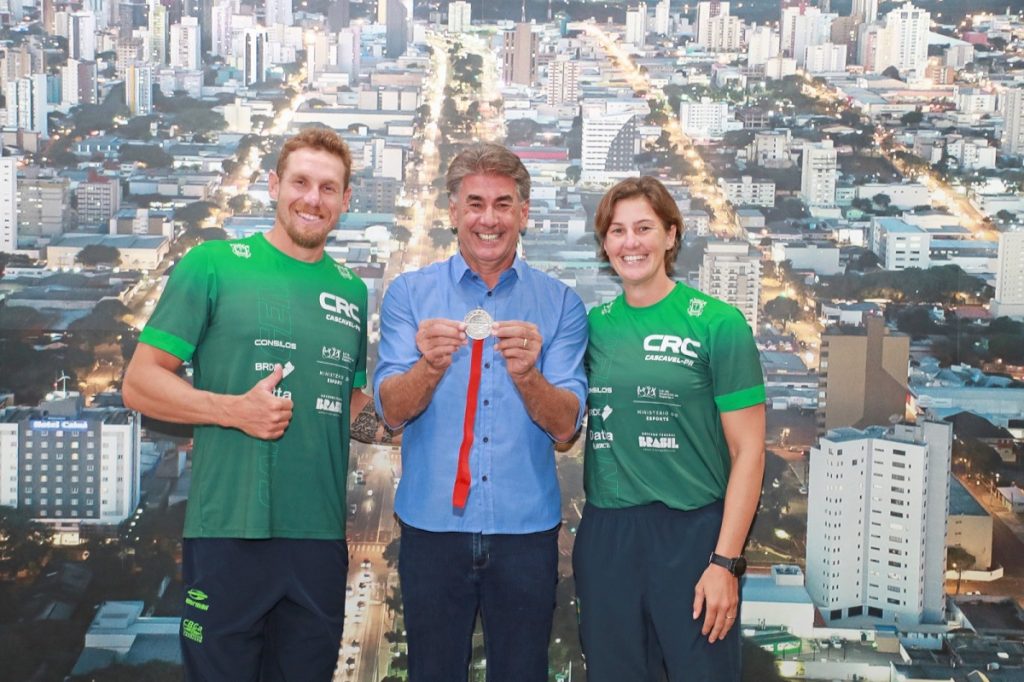 Prefeito Paranhos recebe canoístas cascavelenses que vão a Paris