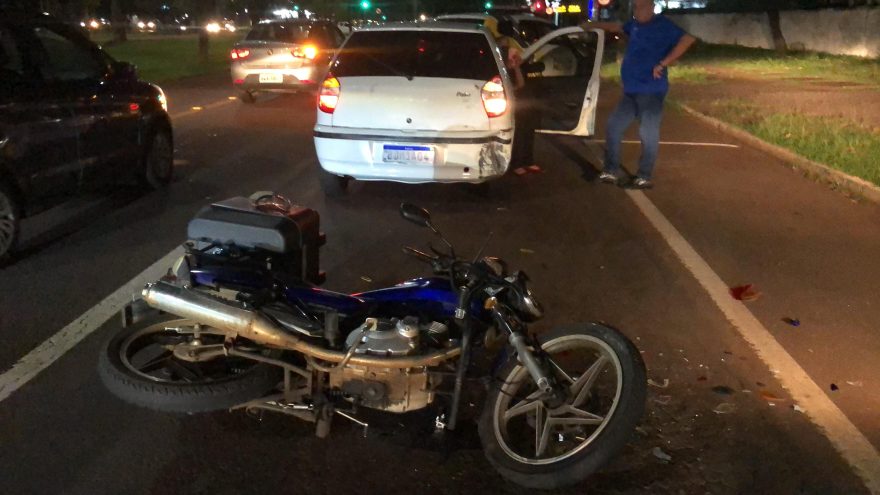 Motociclista fica ferido após bater na traseira de Palio na Avenida Tancredo Neves
