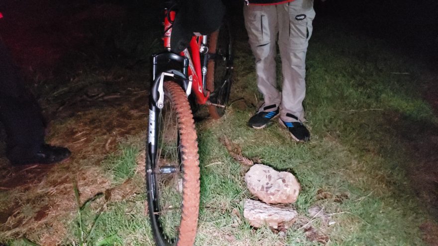 Jovem perfura a perna ao cair de bicicleta na Rua Waldemar Modesto Casagrande