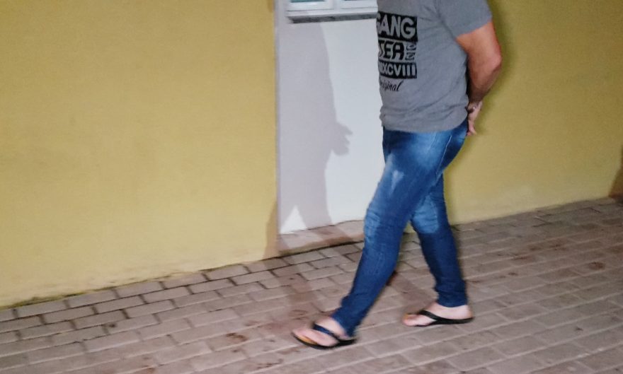 Indivíduo espanca e arranca cabelos da própria mulher no bairro Periolo