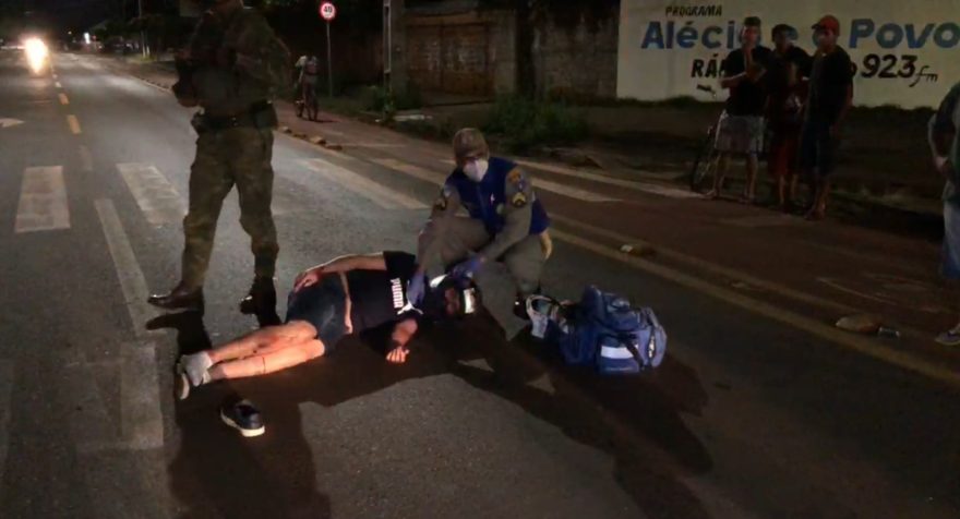 Piloto de moto BMW fica ferido após colisão contra Corsa no Bairro Esmeralda