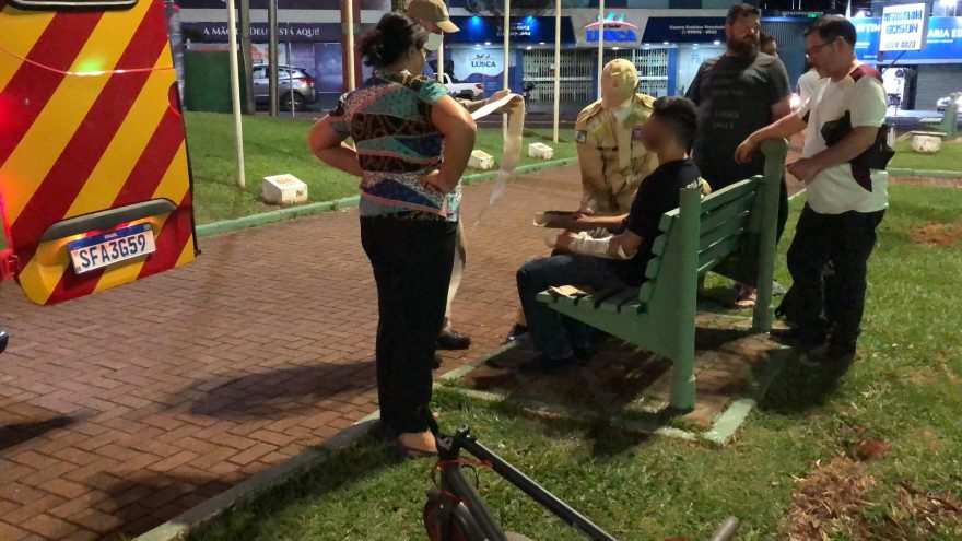 Rapaz sofre queda de patinete e é socorrido pelos Bombeiros próximo à Praça do Migrante