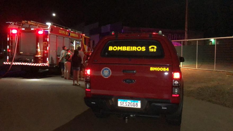 Casa de madeira é destruída por incêndio em Santa Tereza do Oeste