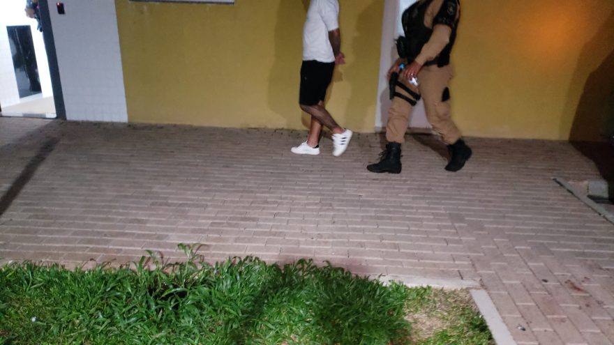 Homem é detido após ser flagrado com arma de fogo em estabelecimento