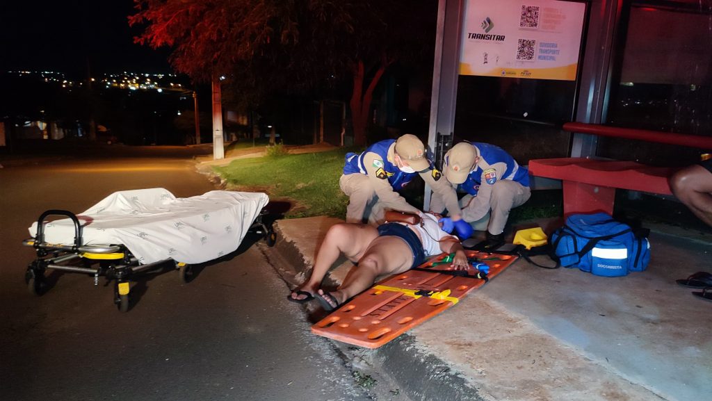 Mulher é socorrida com corte no crânio após queda no Brasmadeira