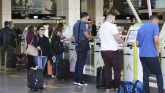 Com voos cancelados, aeroporto de Porto Alegre permanece fechado