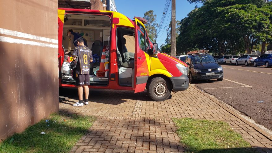 Homem é socorrido após acidente em partida de futebol no Santo Onofre