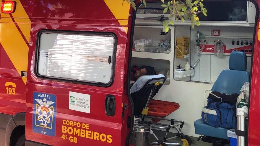 Rapaz é socorrido pelo Corpo de Bombeiros após perder o controle de bicicleta na Região do Lago