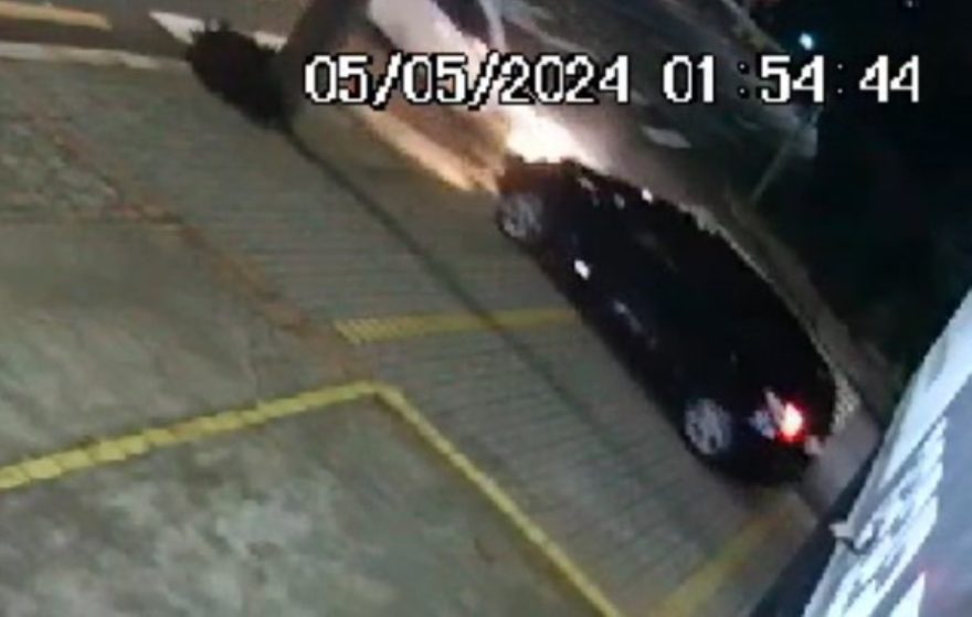 Vídeo mostra colisão entre carros de marido e mulher no Centro de Cascavel