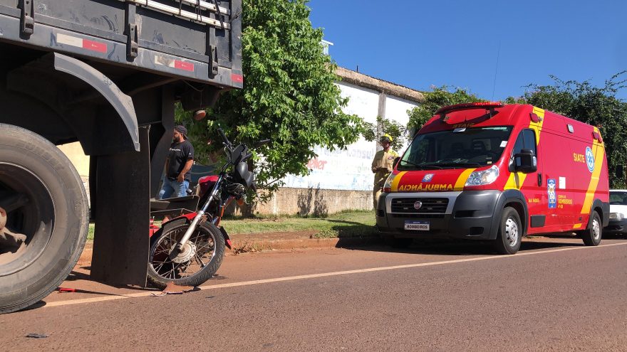 Após ser fechado por carro, motociclista desvia e atinge carreta estacionada na 467