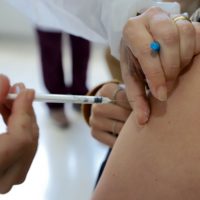 Imagem referente a Todos os municípios já estão aplicando a vacina contra a gripe para maiores de seis meses