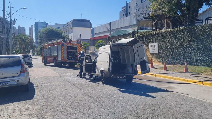 Incêndio destrói motor de veículo em Curitiba: sargento dos bombeiros ressalta a importância do extintor