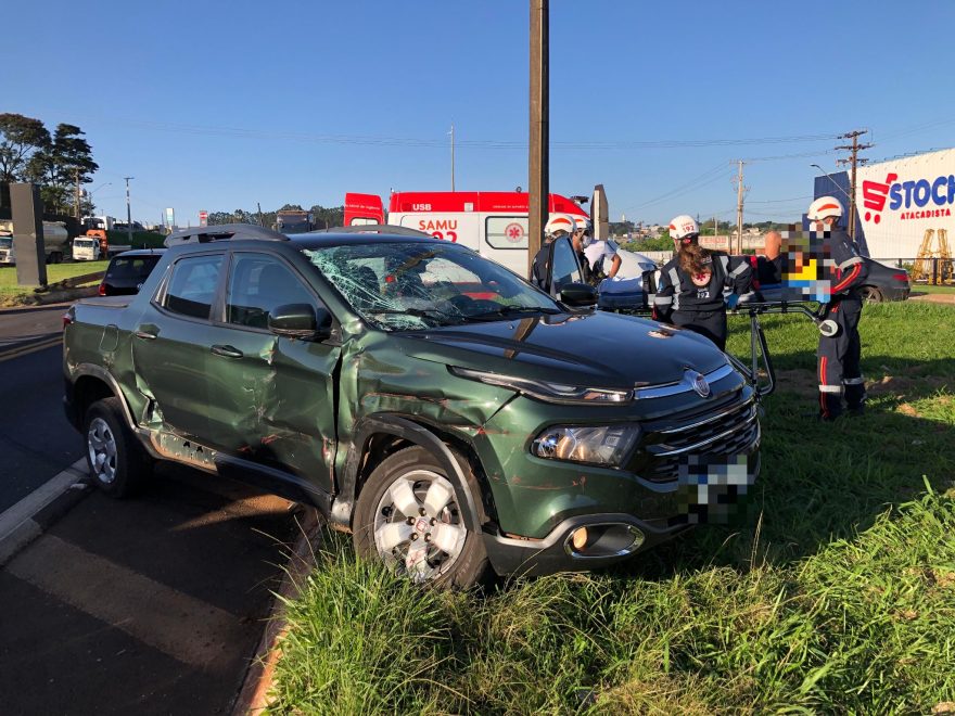 Homem fica ferido em acidente entre Fiat Toro e carreta no Trevo da Portal