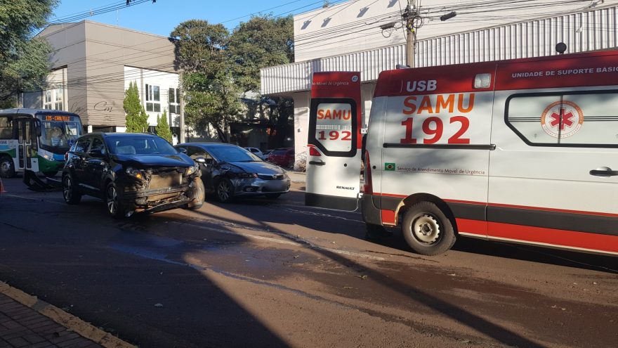 Kia Sportage e Civic se envolvem em acidente na Rua Paraná