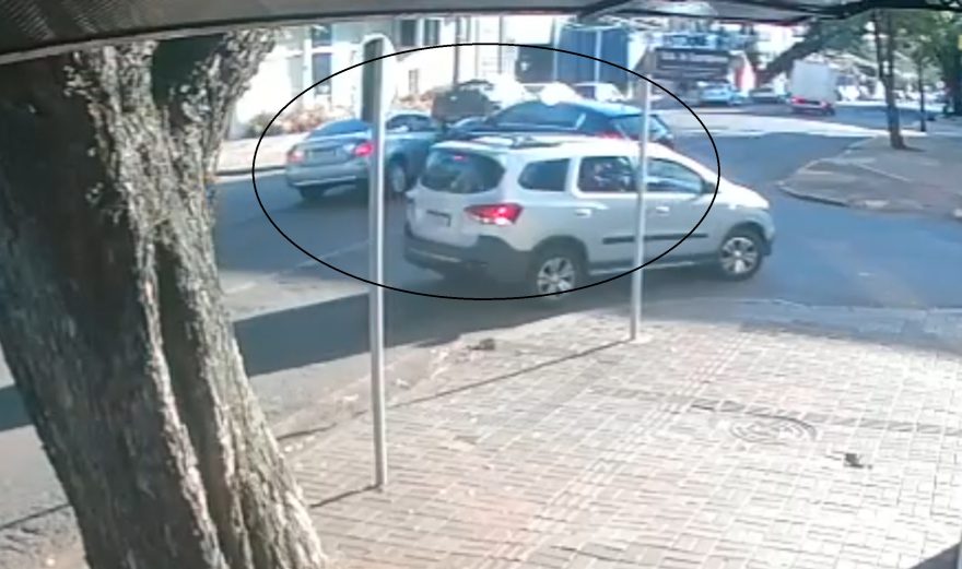 Câmera registra acidente entre Civic e Sportage na Rua Paraná