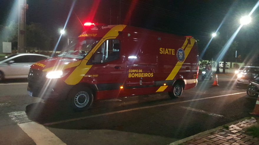 Ciclista fica ferido em acidente na Rua Barão do Cerro Azul