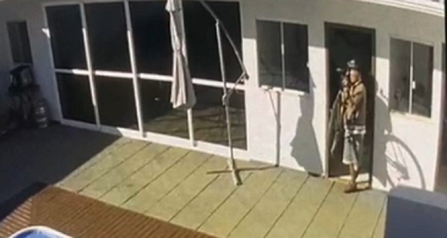 Em plena luz do dia ladrão aproveita para furtar bicicleta no Neva