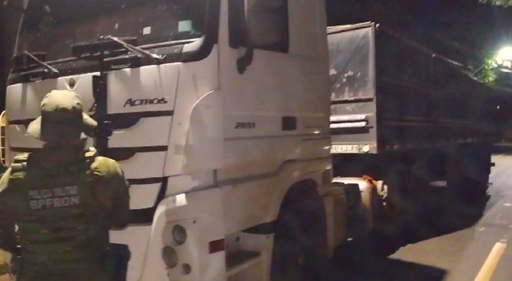 BPFron apreende carreta furtada e carga de cigarros avaliados em mais de R$ 2,3 milhões na PR-580 BPFron apreende carreta furtada e carga de cigarros avaliados em mais de R$ 2,3 milhões na PR-580