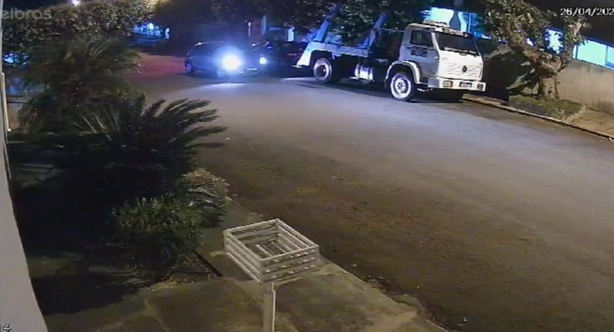 Vídeo mostra suspeitos transportando corpo de Isabelly Teixeira para outro carro, em Iporã