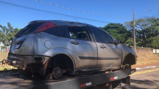Após quatro dias, carro que caiu em barranco durante fuga da PM e içado e guinchado à Delegacia