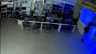 Vídeo mostra ladrões praticando furto de R$ 300 mil em eletrônicos em loja de Cascavel
