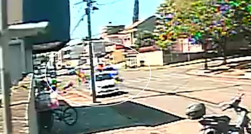 Câmera flagra ciclista sendo atingido por Renault Logan