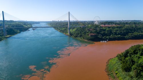 Contraste entre as tonalidades dos Rios Iguaçu e Paraná chama a atenção Imagem referente a Contraste entre as tonalidades dos Rios Iguaçu e Paraná chama a atenção