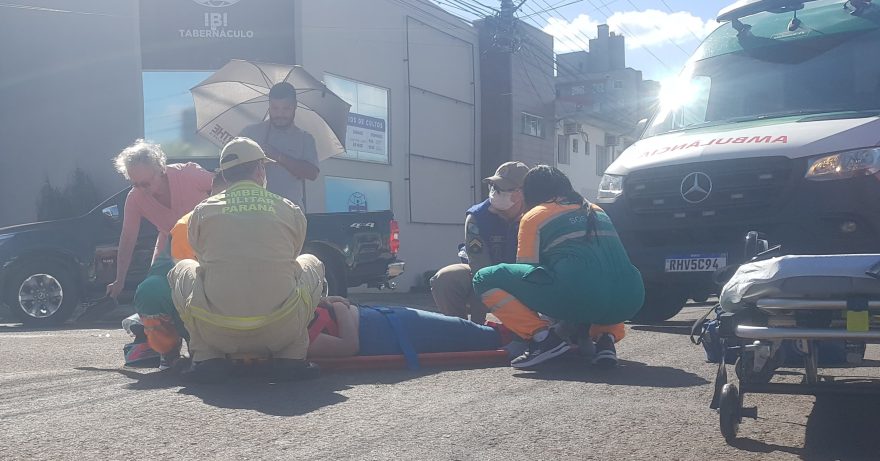 Casal de motociclistas fica ferido em acidente com Corolla no Centro