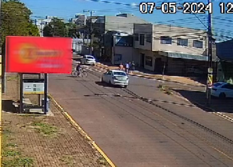 Vídeo mostra momento em que ciclista é atingido por carro e jogado para a esquina