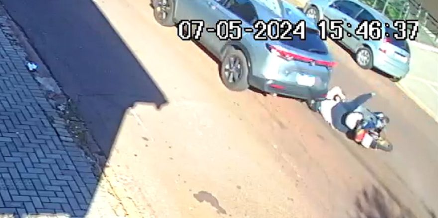 Câmera flagra acidente entre Biz e HR-V no Bairro Neva