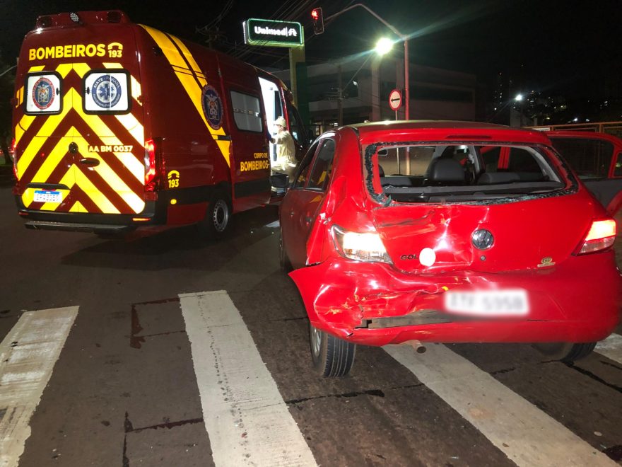 Mandou, bateu! Homem fica ferido em acidente entre Gol e caminhão do Sedex