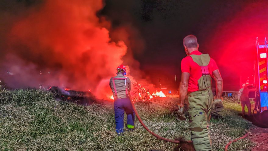 Corpo de Bombeiros combate incêndio em vegetação no Cataratas