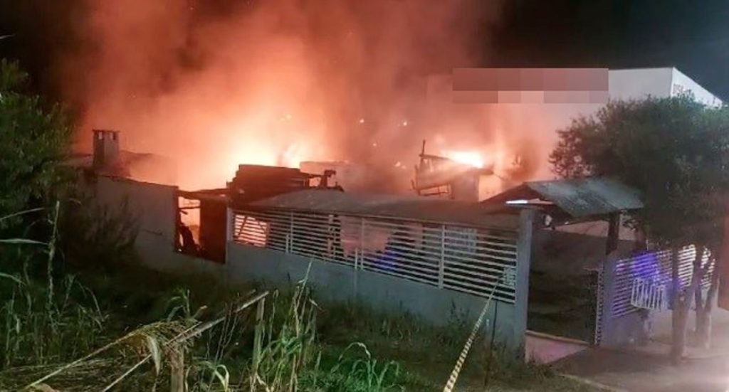 Incêndio destrói residência em Francisco Beltrão Incêndio destrói residência em Francisco Beltrão