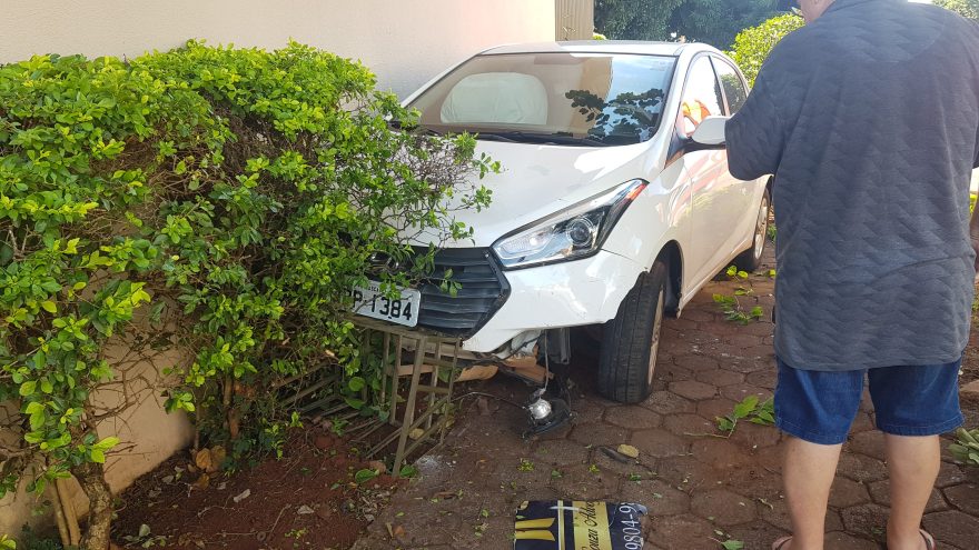 Carro bate contra parede de residência no Bairro Neva e motorista fica ferida