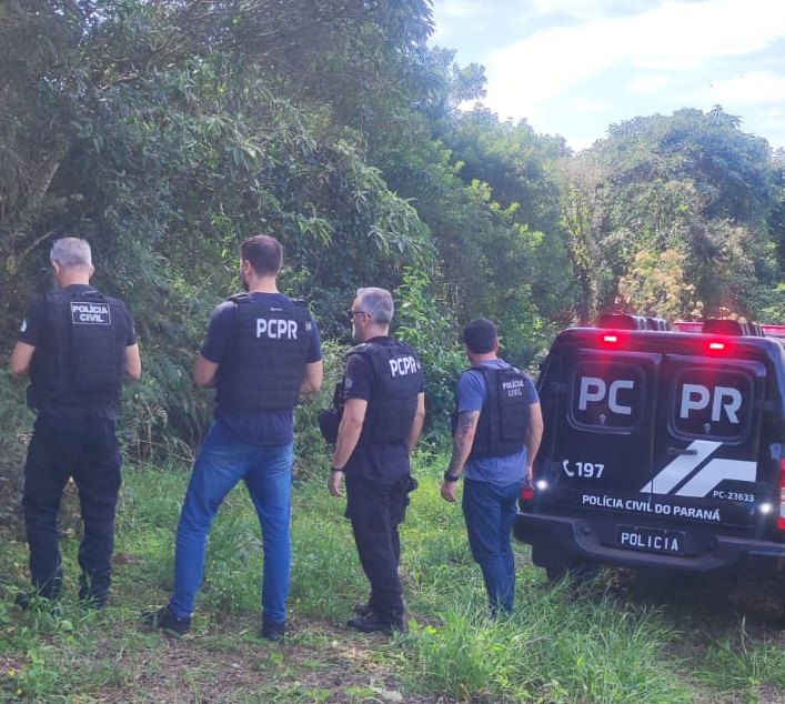 Corpo encontrado em mata após desaparecimento misterioso.