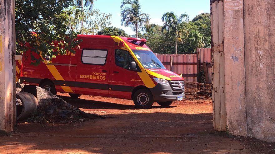 Após cair em buraco, homem é socorrido em obra no Cancelli