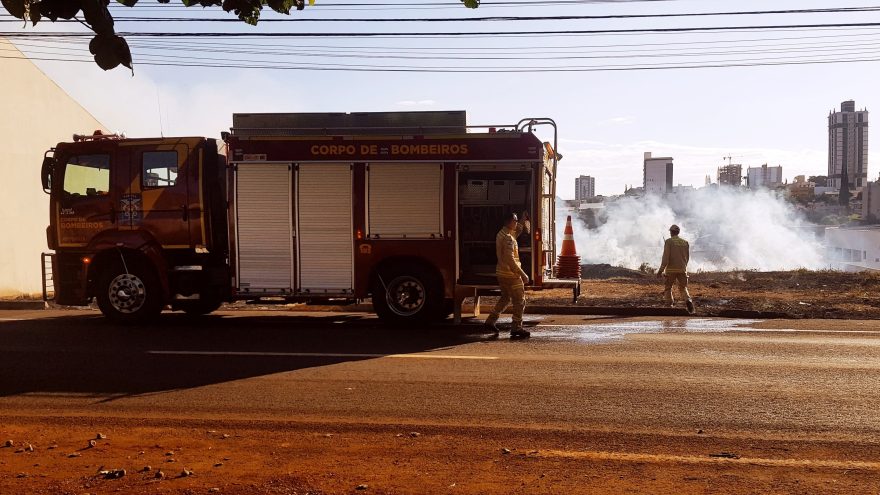 Bombeiros combatem incêndio no Centro