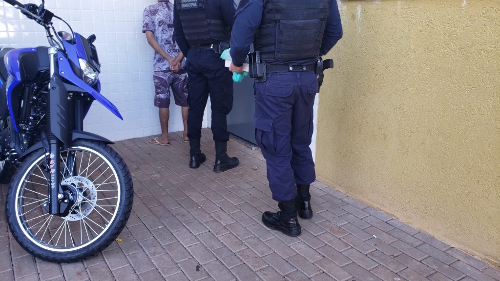 Jovem de 18 anos é preso portando munições e drogas no Bairro Floresta