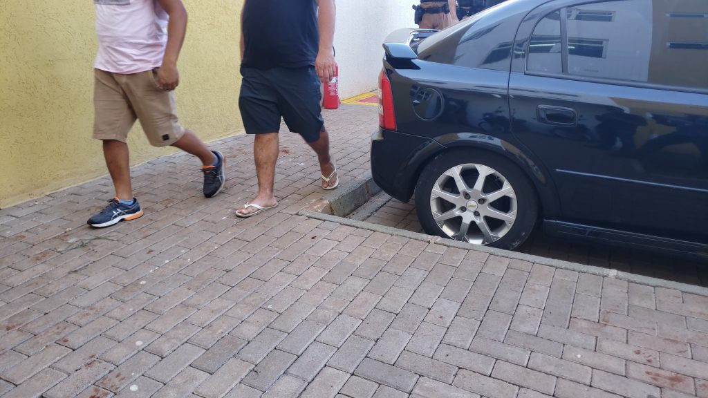 Homens são detidos pela Polícia Militar de Cascavel com carro carregado de eletrônicos