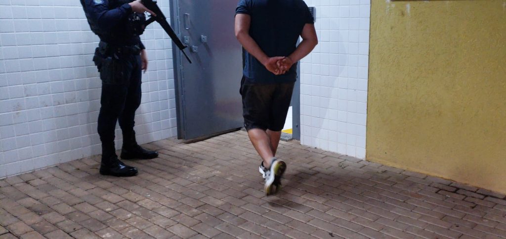 Transitar flagra veículo fazendo zigue-zague e condutor é preso por embriaguez no centro