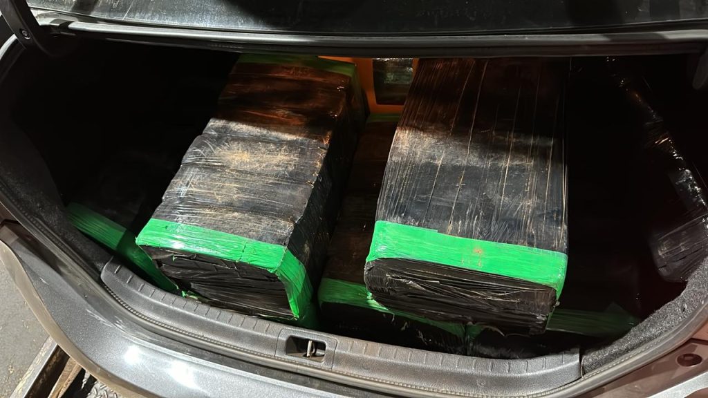 PRF apreende 265 kg de maconha após Corolla fugir e bater em barranco na BR-272