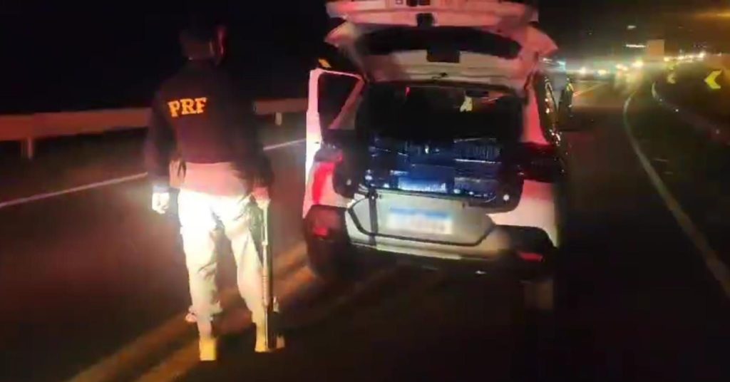 PRF apreende C3 carregado com 250 kg de maconha na rodovia BR-277 em Cascavel