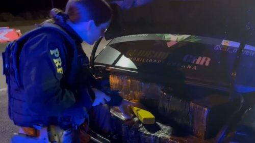 Ao passar pelo posto da BR-277, jovem é parado pela PRF e preso com 250 kg de maconha Imagem referente a Ao passar pelo posto da BR-277, jovem é parado pela PRF e preso com 250 kg de maconha