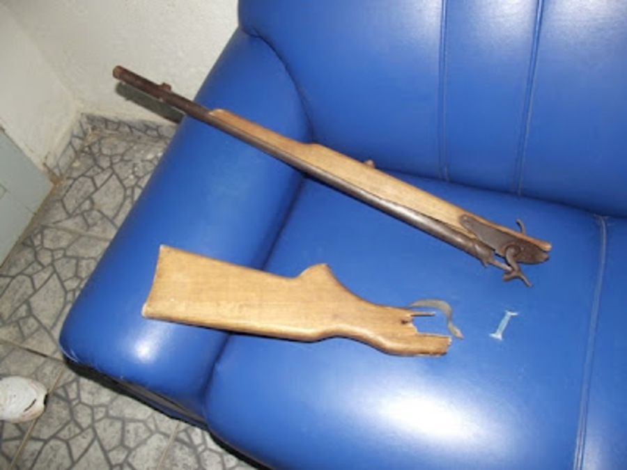 Mulher quebra espingarda e agride marido durante briga