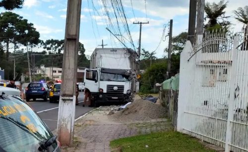 Pedestre morre ao ser atingida por caminhão desgovernado no PR Imagem referente a Pedestre morre ao ser atingida por caminhão desgovernado no PR