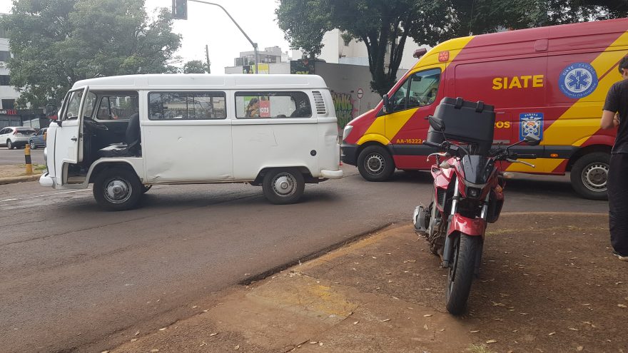 Piloto de moto fica ferido após colidir contra Kombi no Centro