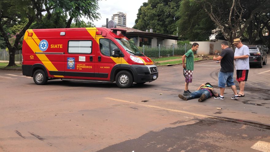 Motociclista fica ferido após colisão entre moto e Sandero na Rua Afonso Pena