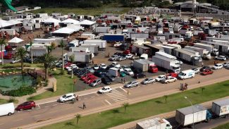 Após alagamento, Ceasa improvisa feira em estacionamento em Gravataí